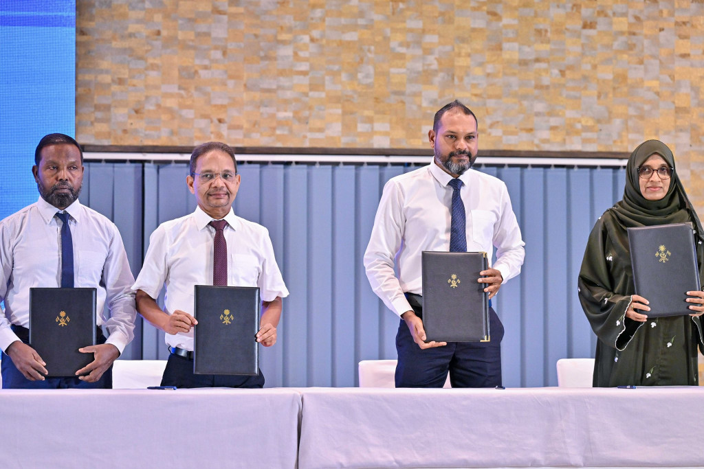 މަޝްރޫޢު ތަކާއި ސޮއި ކުރެއްވުމަށް ބޭއްވުނު ޙަފްލާގެ ތެރެއިން