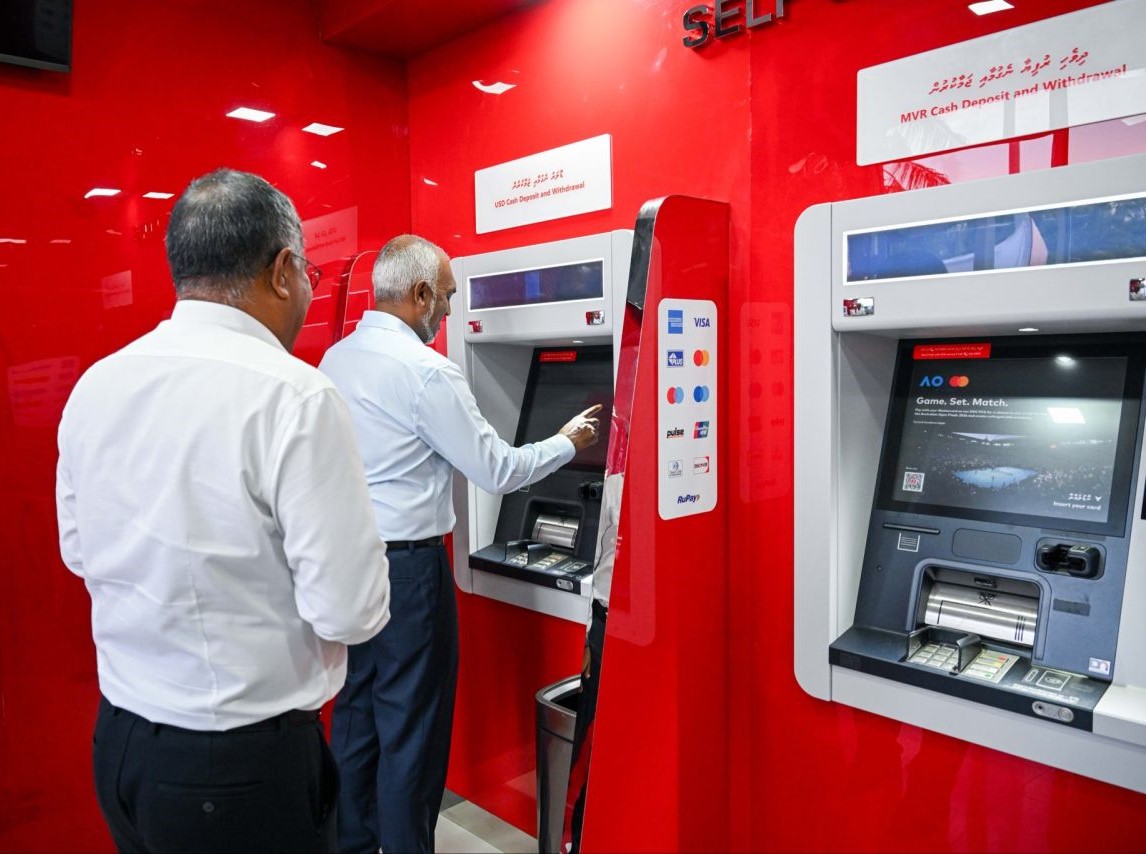 ފުވައްމުލަކުގައި ޑޮލަރު އޭޓީއެމްގެ ޚިދުމަތް ރައީސް ޑރ މުޙައްމަދު މުޢިއްޒު ފައްޓަވައިދެއްވަނީ. -- (ފޮޓޯ/ ރައީސް އޮފީސް)