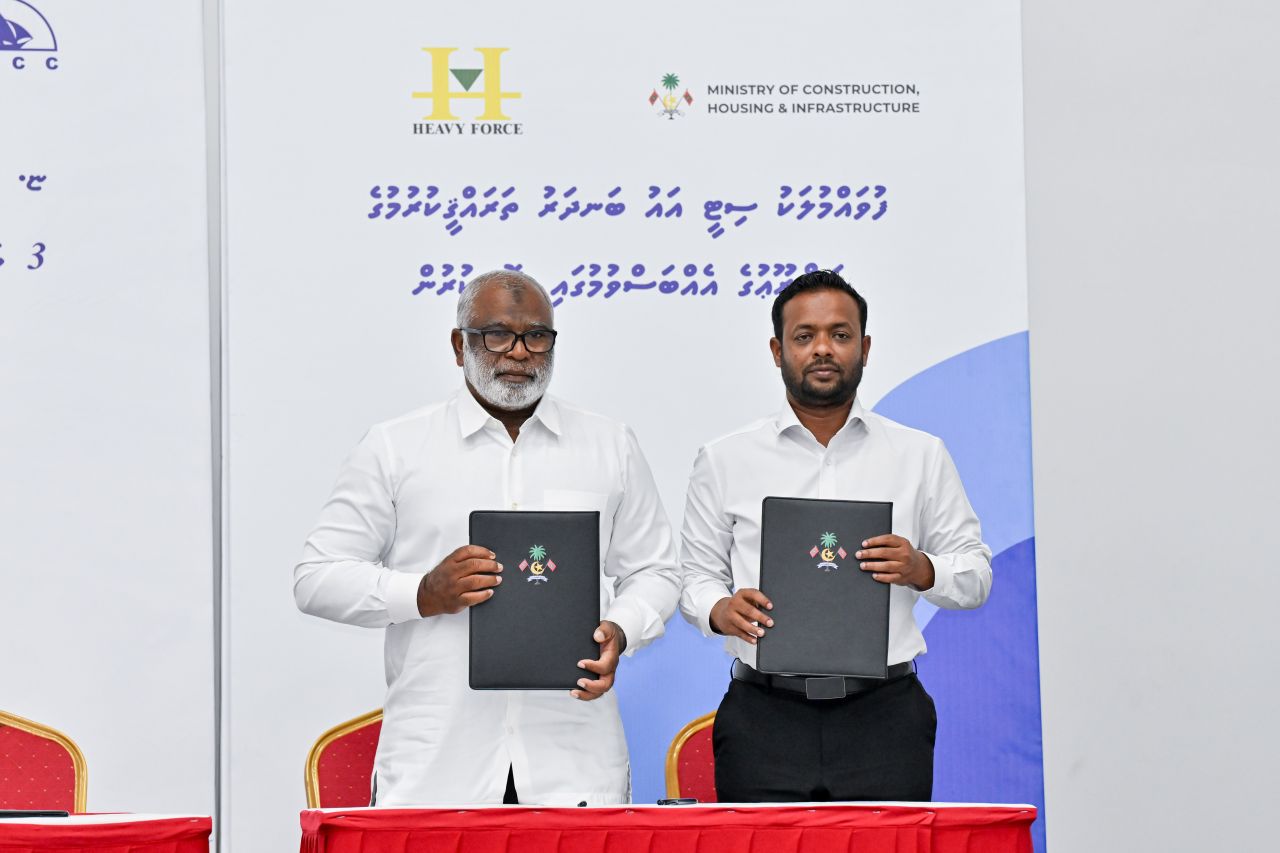 ފުވައްމުލަކު ސިޓީގެ ބަނދަރު ތަރައްޤީ ކުރަން ހެވީ ފޯސްއާ ޙަވާލުކޮށް އެއްބަސްވުމުގައި ސޮއި ކުރުން -- ފޮޓޯ: ރައީސް އޮފީސް