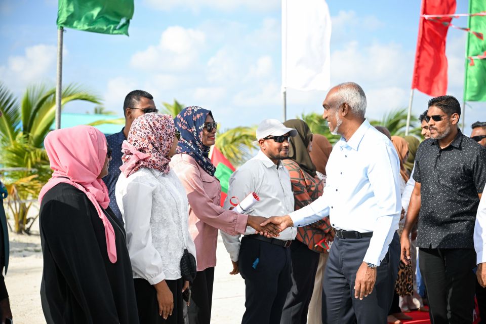 ރައީސް އައްޑޫ ރައްޔިތުންނާއި ސަލާމް ކުރައްވަނީ