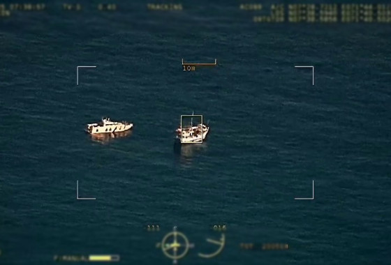 އެއަރ ކޯރގެ ޑްރޯންގެ އެހީގައި ބޭރުގެ ބޯޓެއް އަތުލައިގެންފި